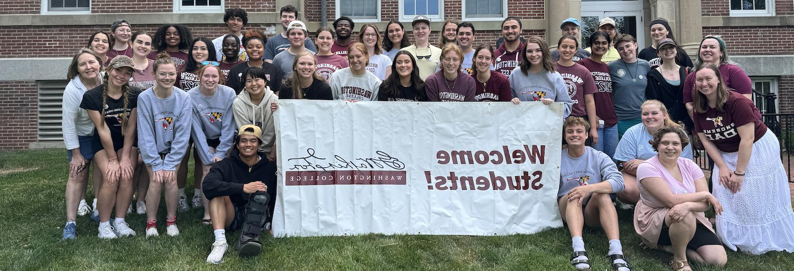 peer mentors and RAs in front of Smith Hall